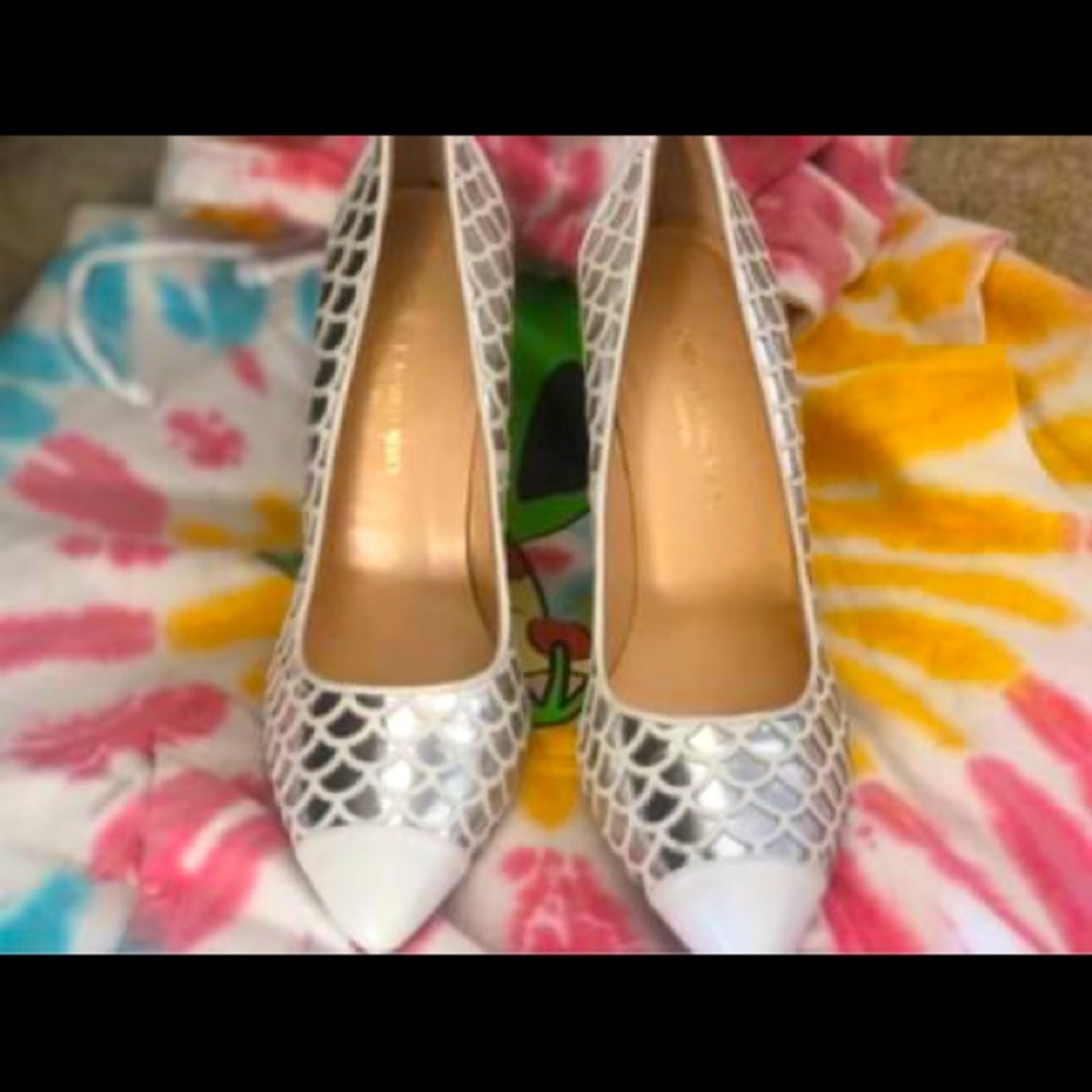 Carmen Marc Valvo silver and white heels - Picture 3 of 3